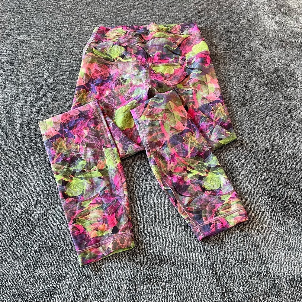 Lululemon Wunder Train High-Rise Tight 25"
Vivid Floral Tone Multi Size 4 - Picture 4 of 12